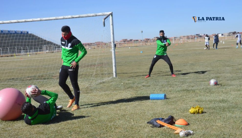 Los jugadores de GV San José se preparan para el partido contra CDT Real Oruro