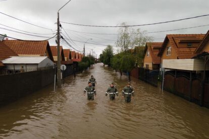 Tragedia climática en Chile: Rescatistas caminan por una calle inundada tras el desborde del río Claro