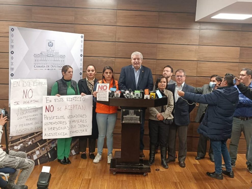 Renuncia de diputado del MAS por denuncias de extorsión