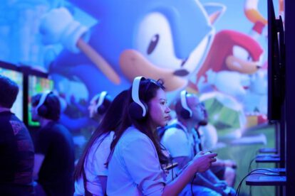 Visitantes de Gamescom 2023 jugando en la mayor feria de videojuegos mundial