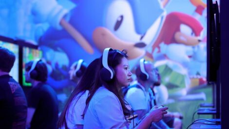 Visitantes de Gamescom 2023 jugando en la mayor feria de videojuegos mundial