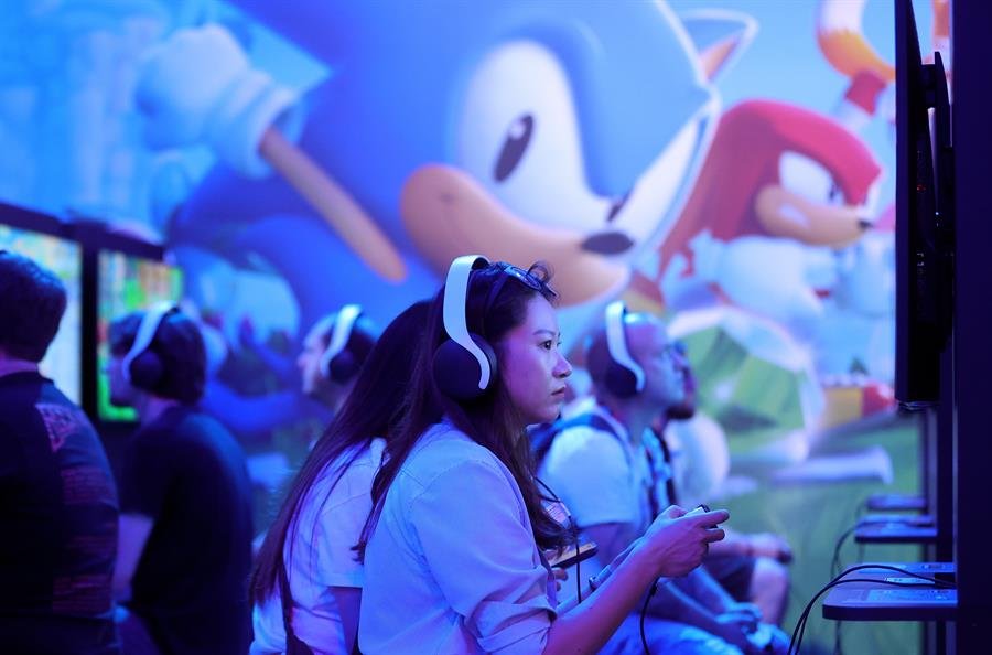 Visitantes de Gamescom 2023 jugando en la mayor feria de videojuegos mundial