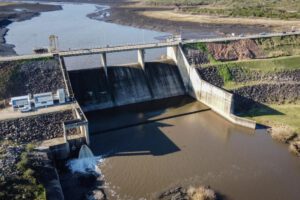 Fotografía aérea de la represa Paso Severino, en Canelones, Uruguay