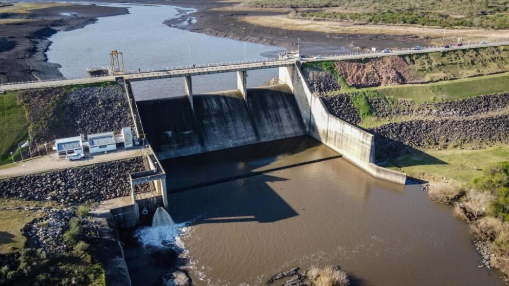 Fotografía aérea de la represa Paso Severino, en Canelones, Uruguay