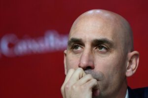 Renuncia presidente RFEF tras polémico beso a futbolista