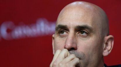Renuncia presidente RFEF tras polémico beso a futbolista