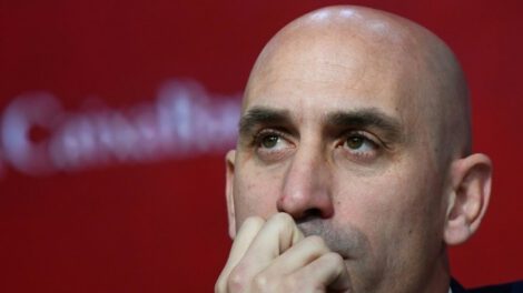 Renuncia presidente RFEF tras polémico beso a futbolista