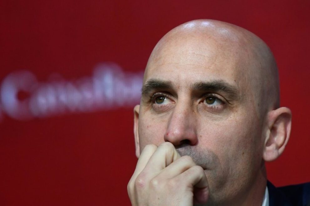 Renuncia presidente RFEF tras polémico beso a futbolista