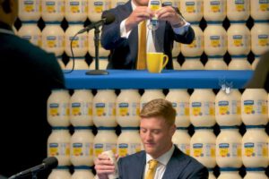 Will Levis firma contrato con Hellmann's por su inusual hábito de agregar mayonesa a su café