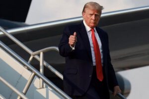 Trump sale de prisión tras pagar fianza