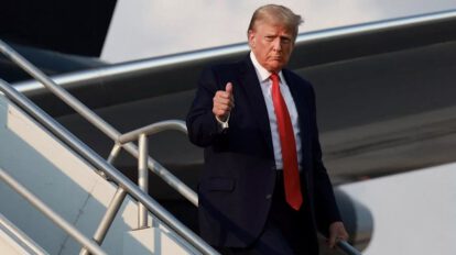 Trump sale de prisión tras pagar fianza