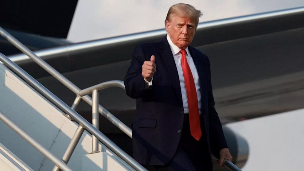 Trump sale de prisión tras pagar fianza