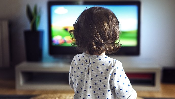 Exceso de tiempo frente a las pantallas afecta el desarrollo de los bebés
