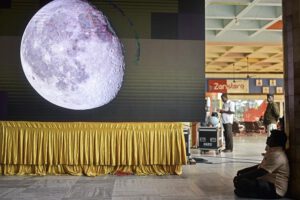 Un hombre ve en una transmisión en vivo del alunizaje de Chandrayaan-3