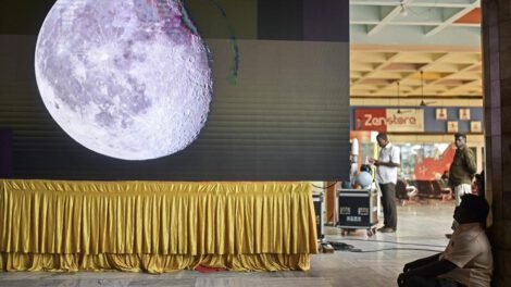 Un hombre ve en una transmisión en vivo del alunizaje de Chandrayaan-3
