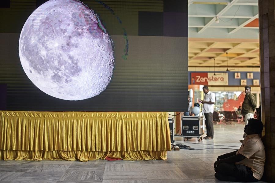 Un hombre ve en una transmisión en vivo del alunizaje de Chandrayaan-3