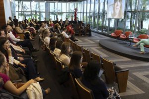 Personas asisten al evento Climas Net Zero sobre cero emisiones netas de carbono