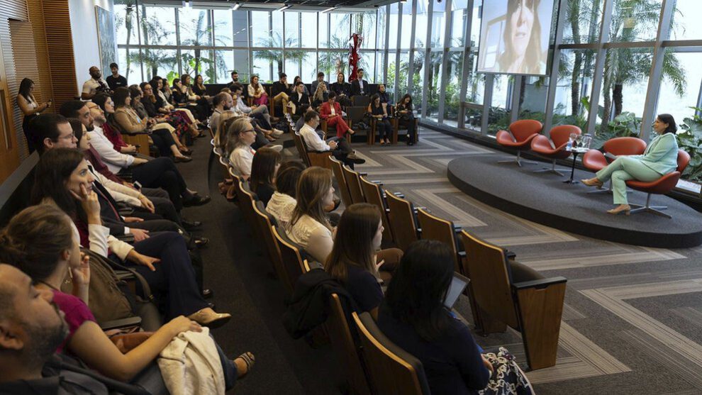 Personas asisten al evento Climas Net Zero sobre cero emisiones netas de carbono