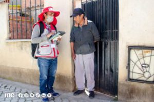 Voluntario del INE aplicando el cuestionario para el censo en Bolivia