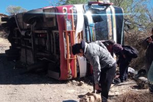 Vuelco de bus en la carretera Potosí-Sucre