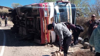 Vuelco de bus en la carretera Potosí-Sucre