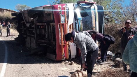 Vuelco de bus en la carretera Potosí-Sucre