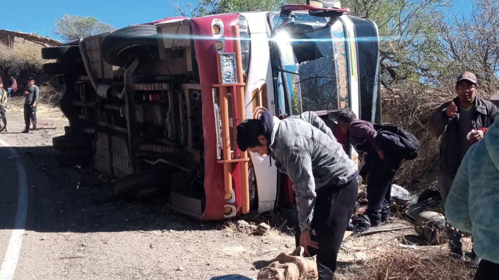 Vuelco de bus en la carretera Potosí-Sucre
