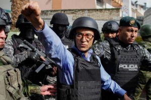 Christian Zurita, candidato presidencial del partido Construye, bajo medidas de seguridad