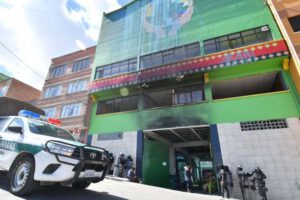 Coca choqueta en mercado dirigido por Arnold Alanes