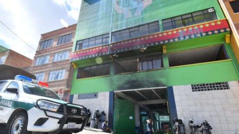 Coca choqueta en mercado dirigido por Arnold Alanes