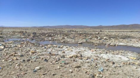 Contaminación minera y acumulación de plásticos en el Lago Uru Uru