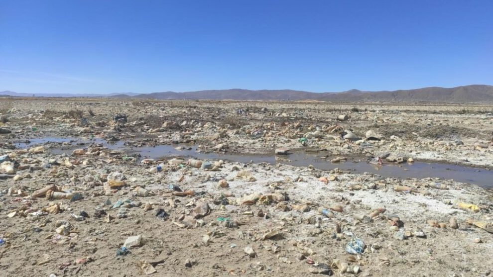 Contaminación minera y acumulación de plásticos en el Lago Uru Uru