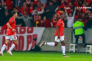 Enner Valencia marcó los tres goles para Internacional en la Copa Libertadores