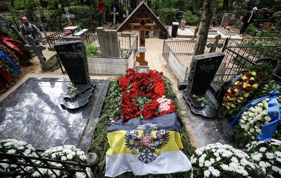 Yevgueni Prigozhin en el cementerio de Porokhov en San Petersburgo