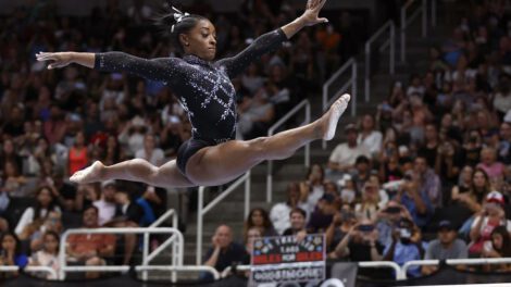 Campeonatos mundiales de gimnasia artística con Simone Biles en acción