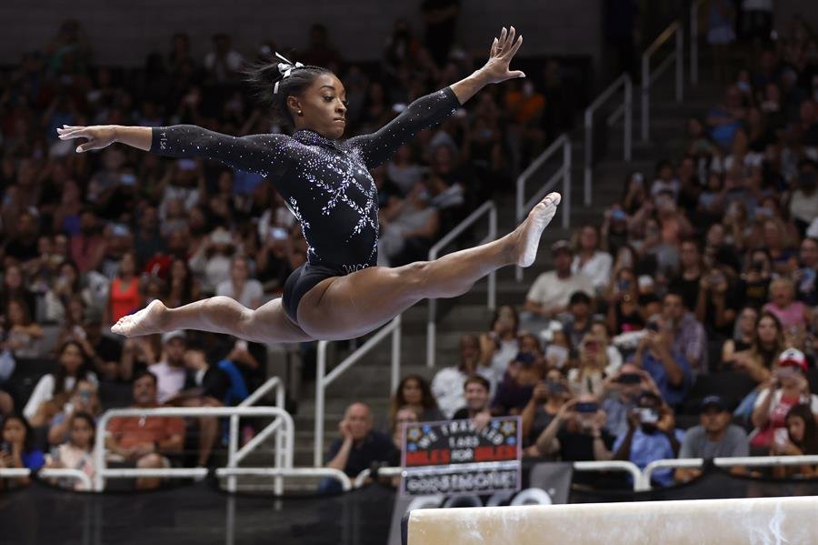 Campeonatos mundiales de gimnasia artística con Simone Biles en acción