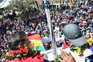 Multitudinaria caravana celebra a Héctor Garibay en Oruro