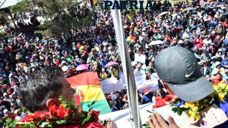 Multitudinaria caravana celebra a Héctor Garibay en Oruro