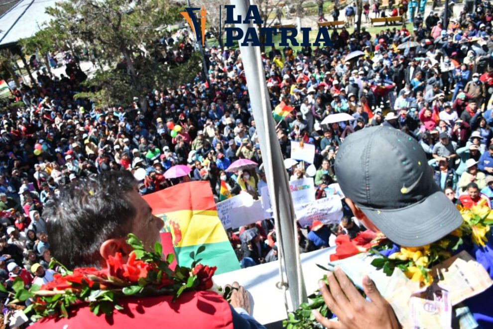 Multitudinaria caravana celebra a Héctor Garibay en Oruro