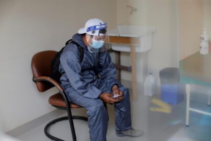 Una persona recibe el positivo en una prueba de coronavirus, variante Eris de Covid-19 en Perú