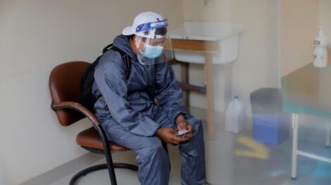 Una persona recibe el positivo en una prueba de coronavirus, variante Eris de Covid-19 en Perú