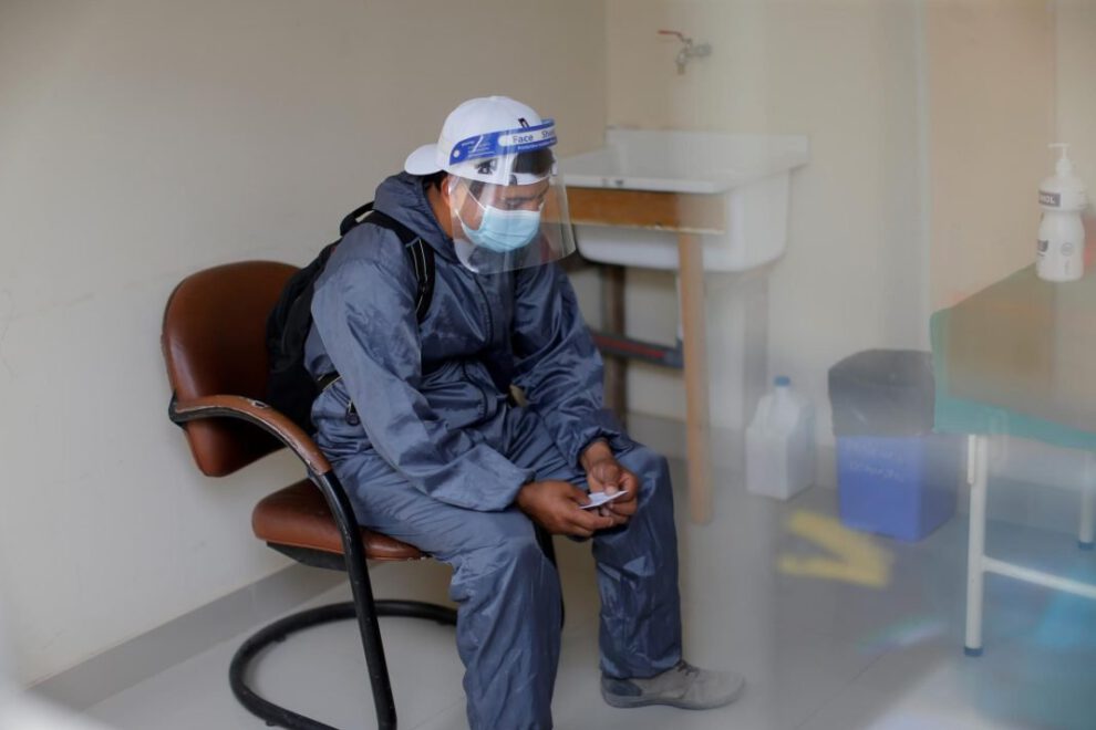 Una persona recibe el positivo en una prueba de coronavirus, variante Eris de Covid-19 en Perú