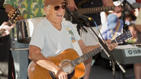 Fotografía de Jimmy Buffett durante un concierto en Duval Street en Key West