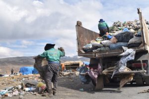 Ritual andino Pachamama y recolección de basura en la cumbre camino a Yungas