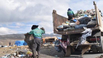 Ritual andino Pachamama y recolección de basura en la cumbre camino a Yungas