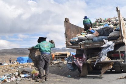 Ritual andino Pachamama y recolección de basura en la cumbre camino a Yungas