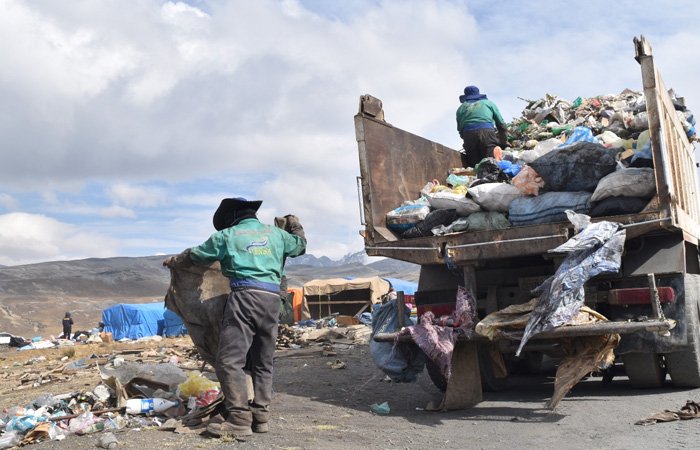 Ritual andino Pachamama y recolección de basura en la cumbre camino a Yungas