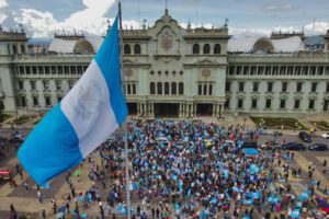 Protesta masiva contra golpe de Estado en Guatemala