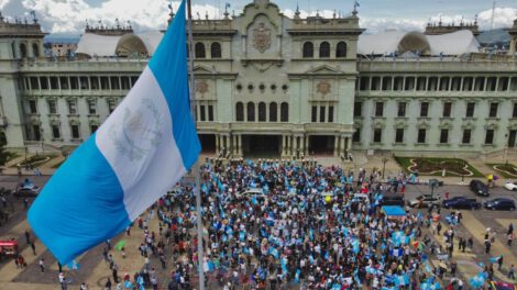 Protesta masiva contra golpe de Estado en Guatemala