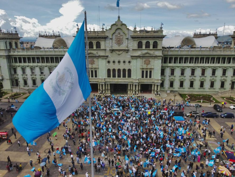 Protesta masiva contra golpe de Estado en Guatemala